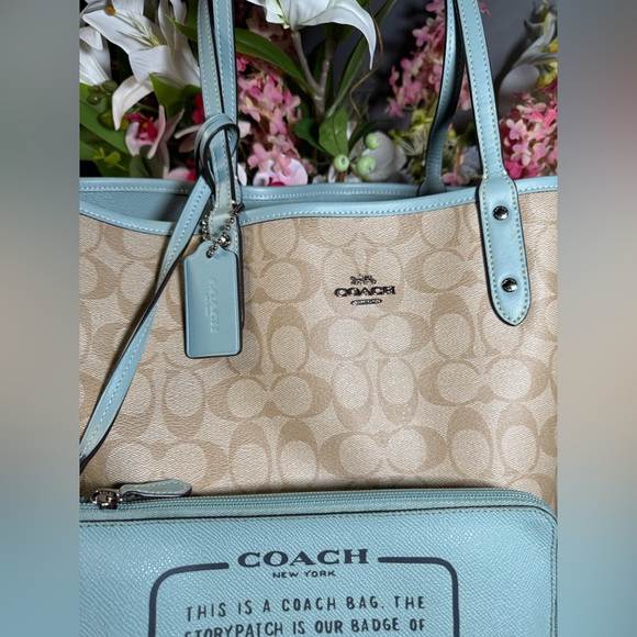 Coach Reversible Large City Tote in the colorway Light Khaki/Seafoam. With Pouch - Picture 5 of 15